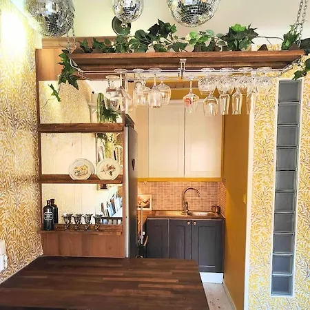 Yellow Beauty In Location! Apartment