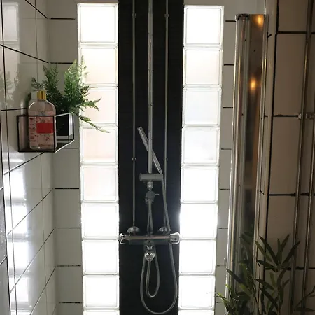 Yellow Beauty In Location! アパート