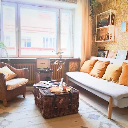 Yellow Beauty In Location! Apartment